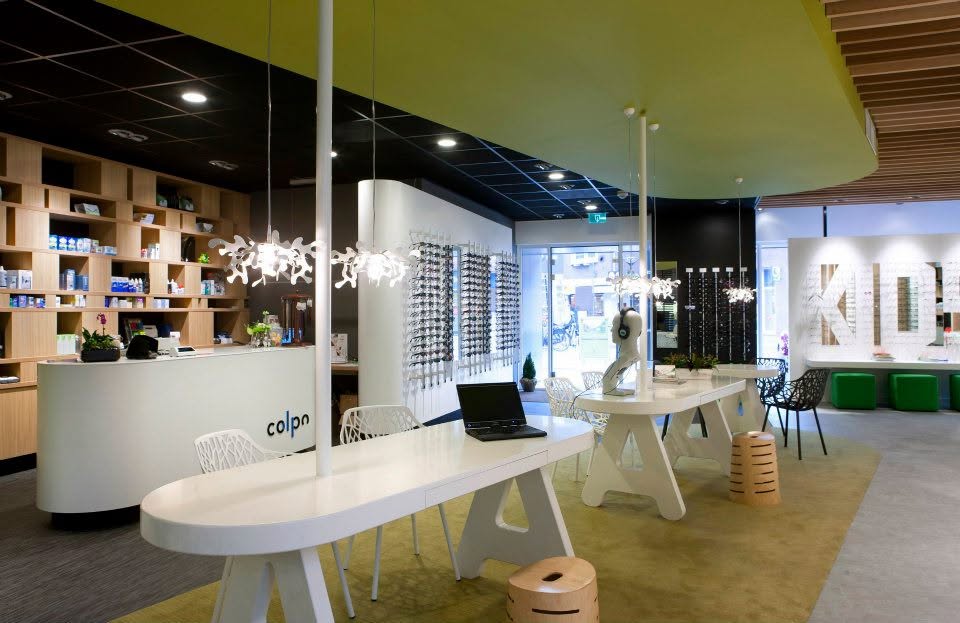 De balie en werktafels in de winkel van Colpa Optiek