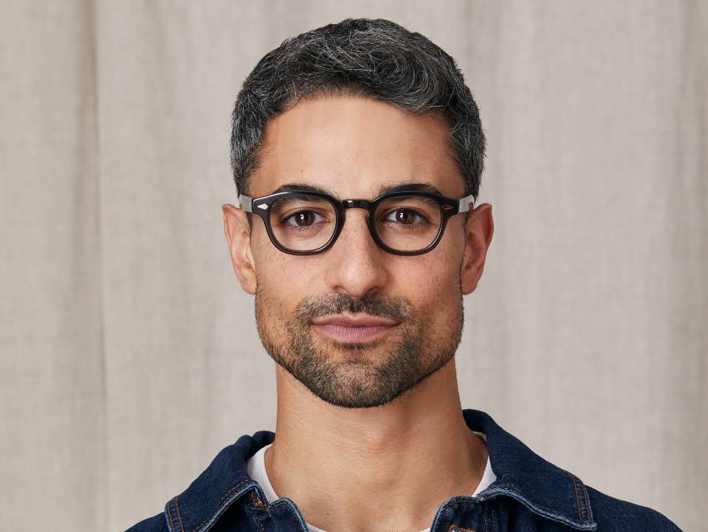 Man met een ronde Moscot-bril